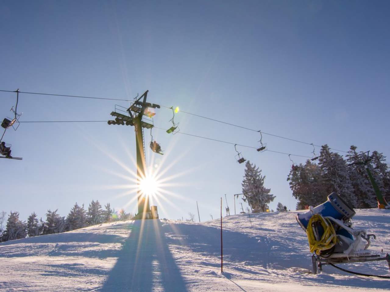 Sonne, Schnee, Sessellift: Gibt es ein größeres Glück für WintersportlerInnen? © jure kralj/iStock