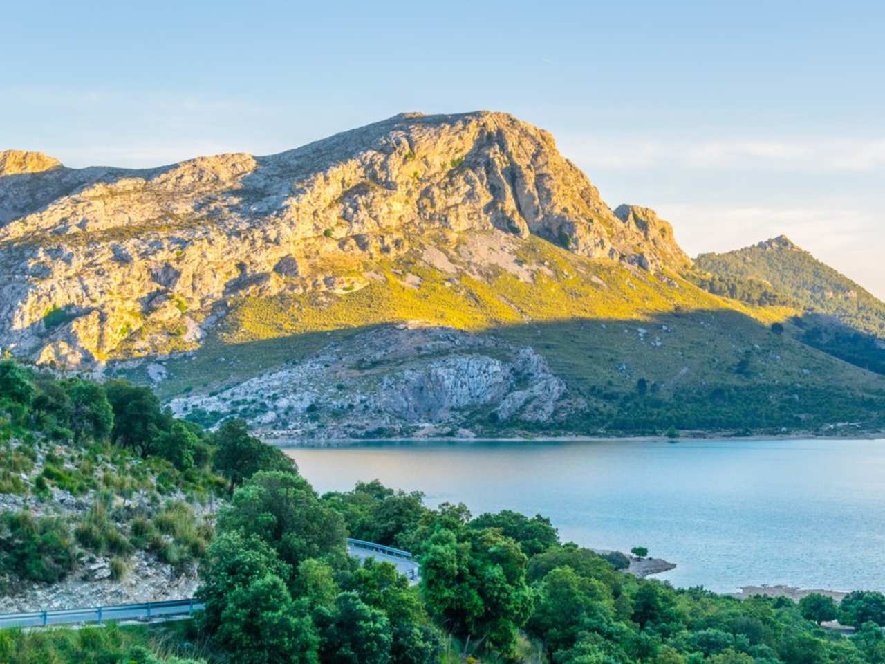Je nach Tageszeit entstehen in Mallorcas Natur spektakuläre Lichtverhältnisse. © trabantos/iStock