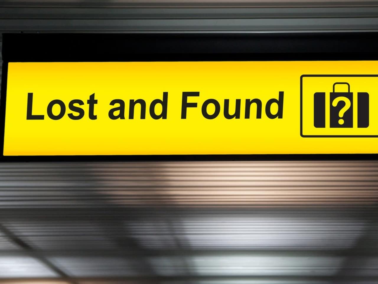 Jährlich werden Millionen von Gegenständen an Flughäfen und in Flugzeugen einfach vergessen. © istock/asiandelight