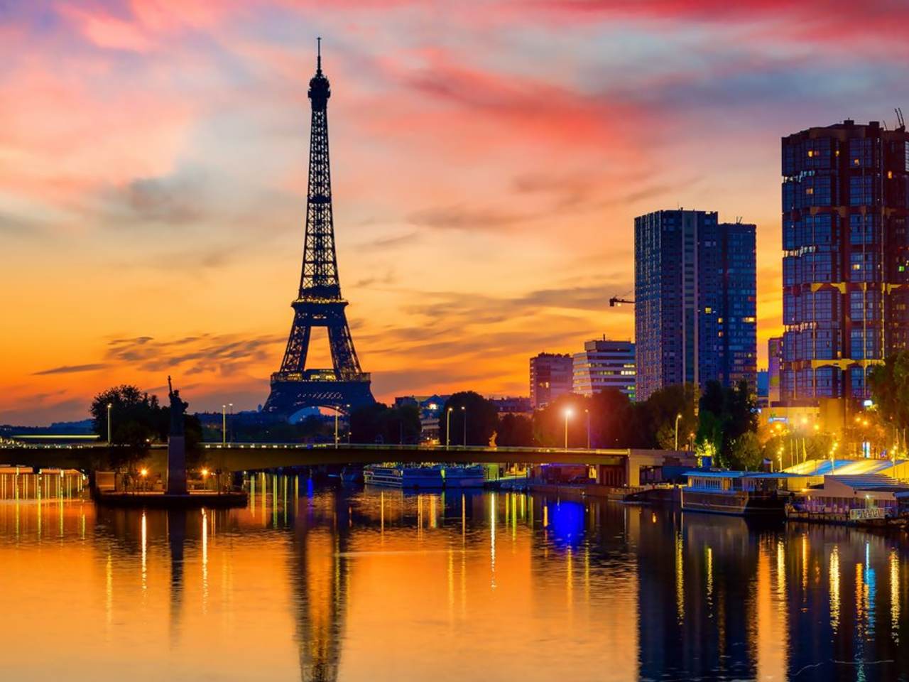 Zu den bekanntesten Wahrzeichen weltweit zählt zweifellos der Eiffelturm. © iStock via Getty/Givaga