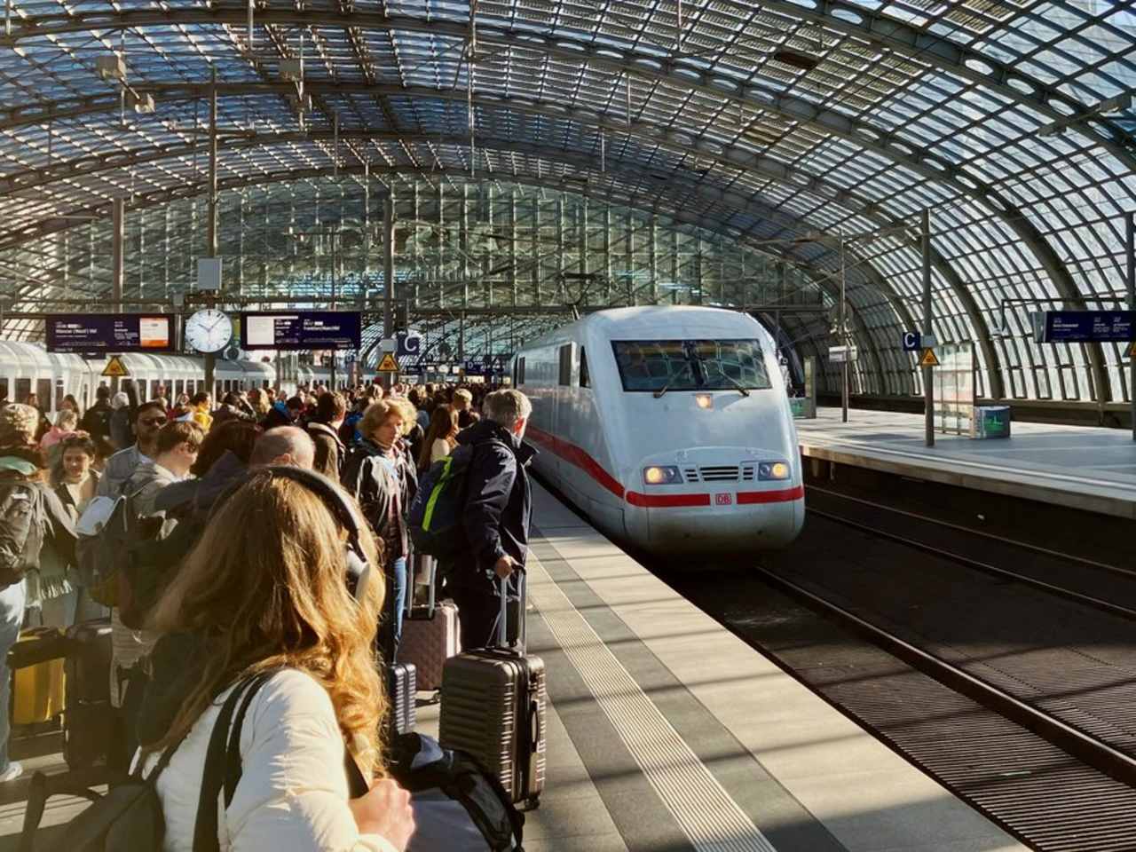 Die Situation im Bahnverkehr entspannt sich nach einer nächtlichen Großstörung am Mittwoch. © iStock via Getty/Maxvis