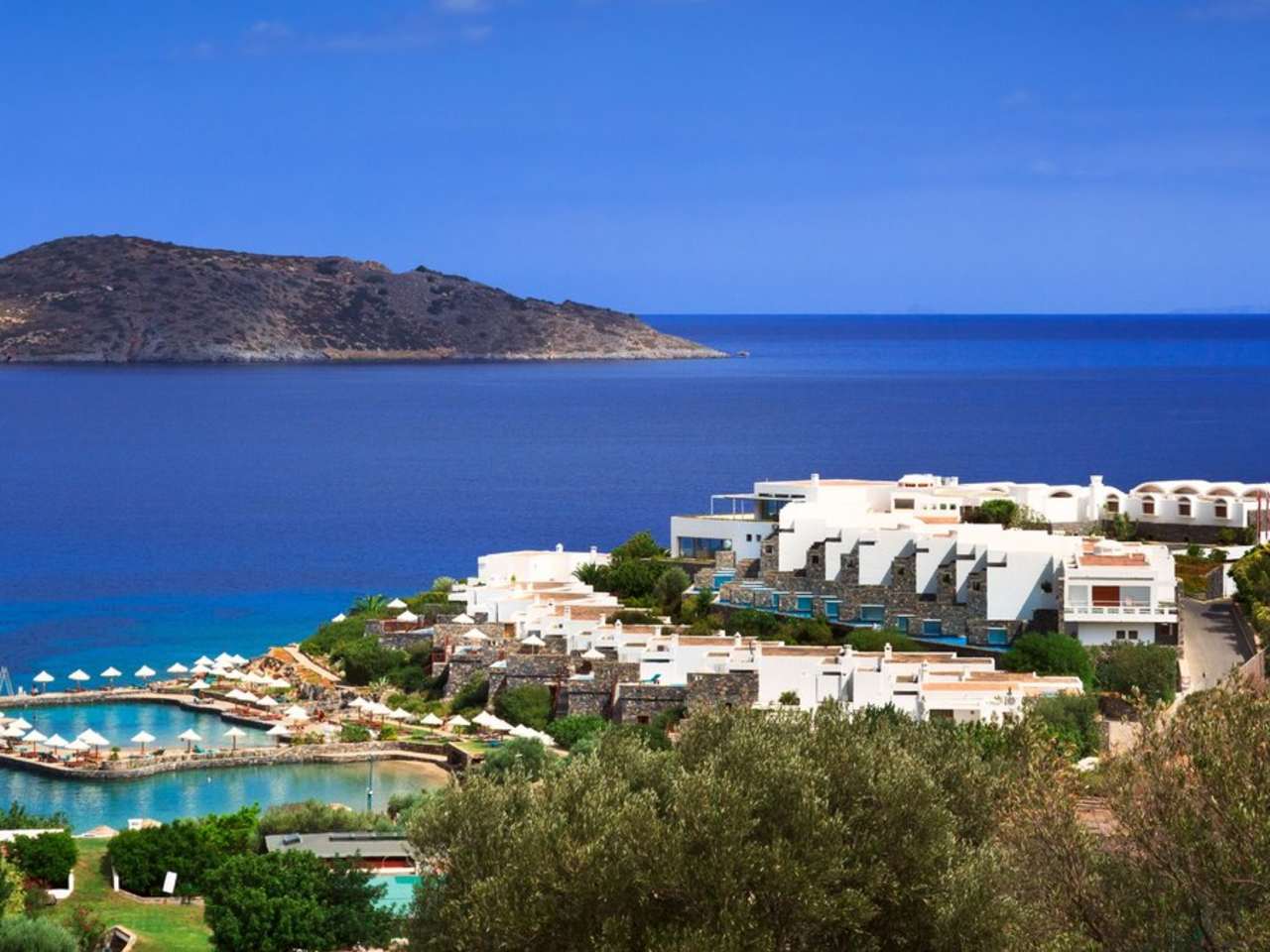 In der Mirabello-Bucht finden Luxus-UrlauberInnen womöglich ihr Glück. © Shutterstock.com/Alexey Lobanov