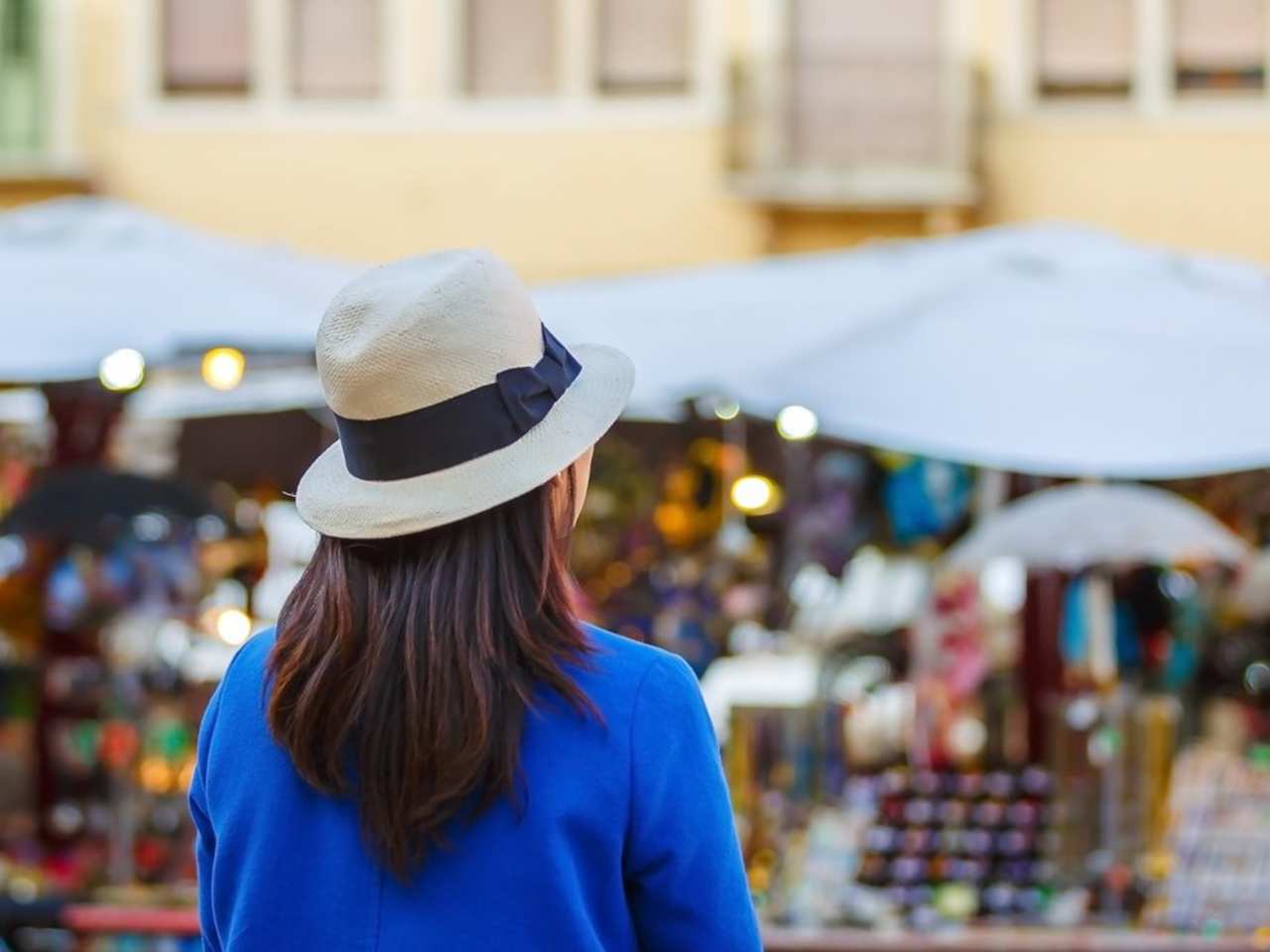 Ganz allein in einem Land mit fremder Sprache? Viele junge Menschen können kaum abwarten, bis es soweit ist. © Shutterstock.com/ Littleaom