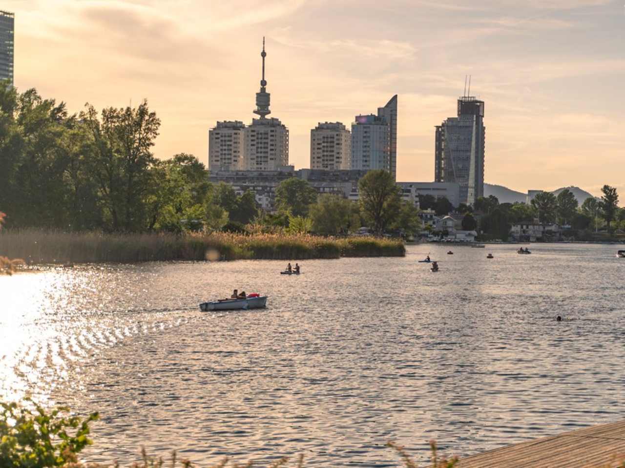 Entspannung am Wasser gehört in Wien zum Alltag. © iStock via Getty/Dejan Gjoshevski