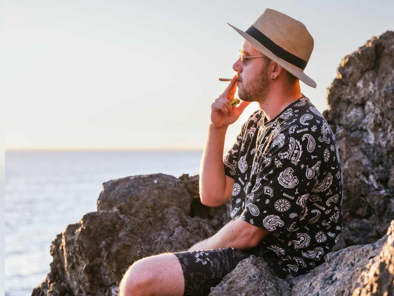 Wer an einem französischen Strand raucht, riskiert künftig ein Bußgeld. © istock/Jordi Ventura Corbera / iStock via Getty Images