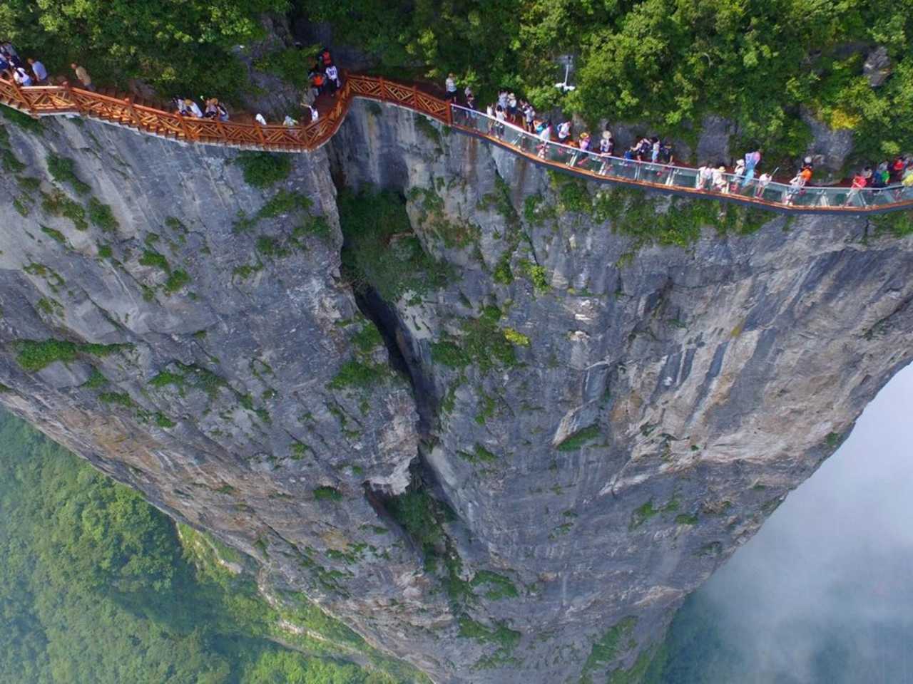 Wenn Du Dich auf diese Brücke wagst, ist Höhenangst keine Option. © imago/China Foto Press