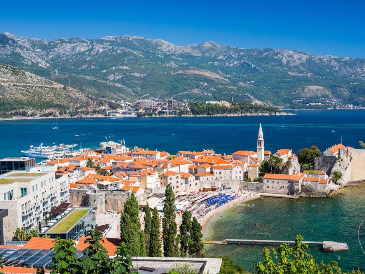 Entlang der Küste Montenegros sind einige idyllische Dörfer zu finden. © Vladyslav Starozhylov/Shutterstock.com