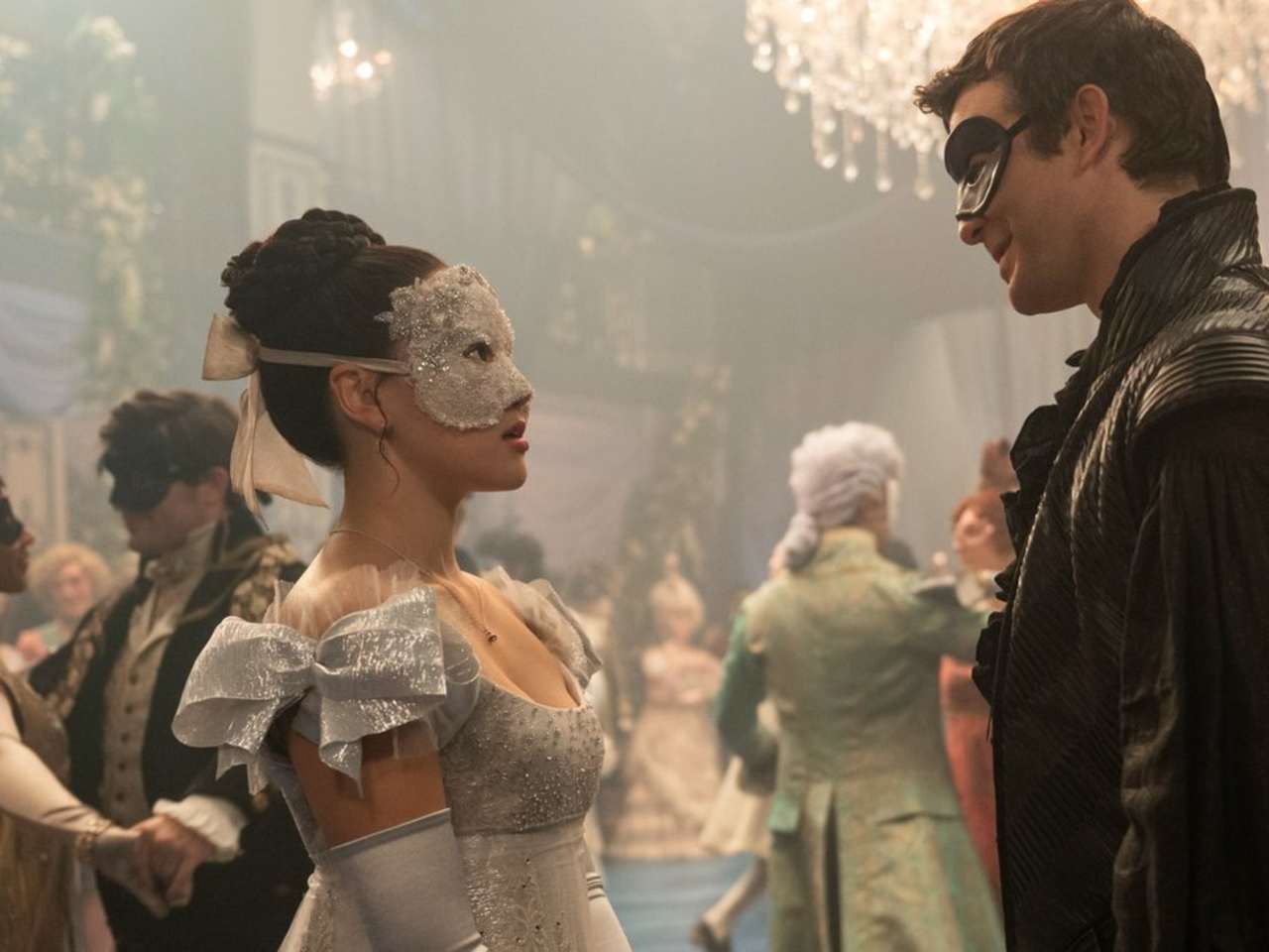 Benedict Bridgerton und Sophie begegnen sich in der neuen "Bridgerton"-Staffel zum ersten Mal. © Liam Daniel/Netflix