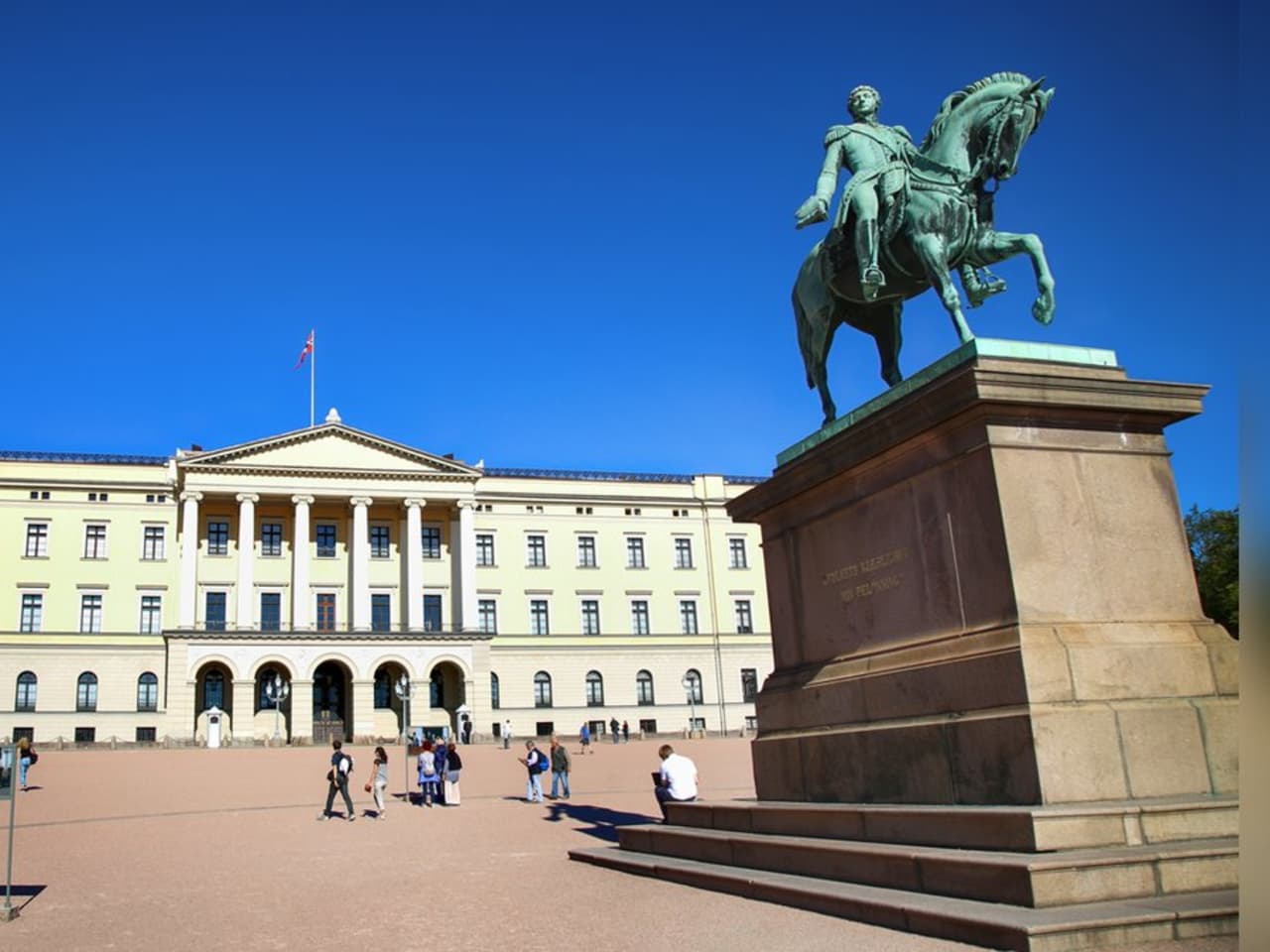 Das königliche Schloss Oslo dient als Amtssitz des norwegischen Monarchen. © istock/vladacanon / iStock via Getty Images