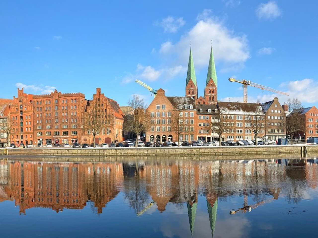 Von Lübeck aus stehen Dir per Flugzeug drei europäische Ziele zur Verfügung. © anyaivanova/iStock via Getty Images