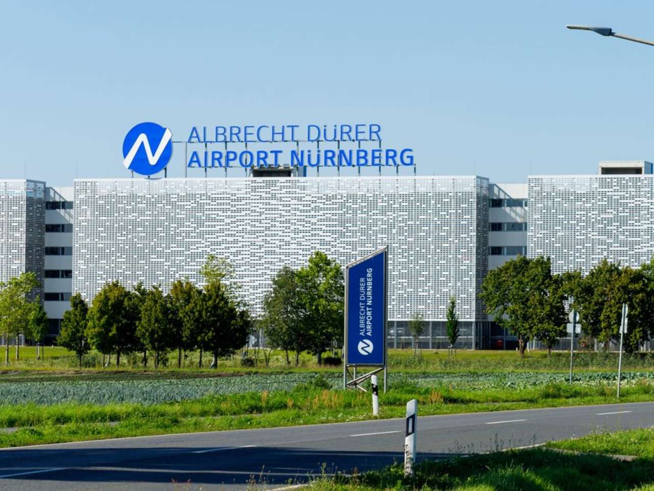 Der Albrecht Dürer Flughafen Nürnberg bedient zahlreiche Ziele – auch über Europa hinaus. © de-nue-pic/iStock via Getty Images