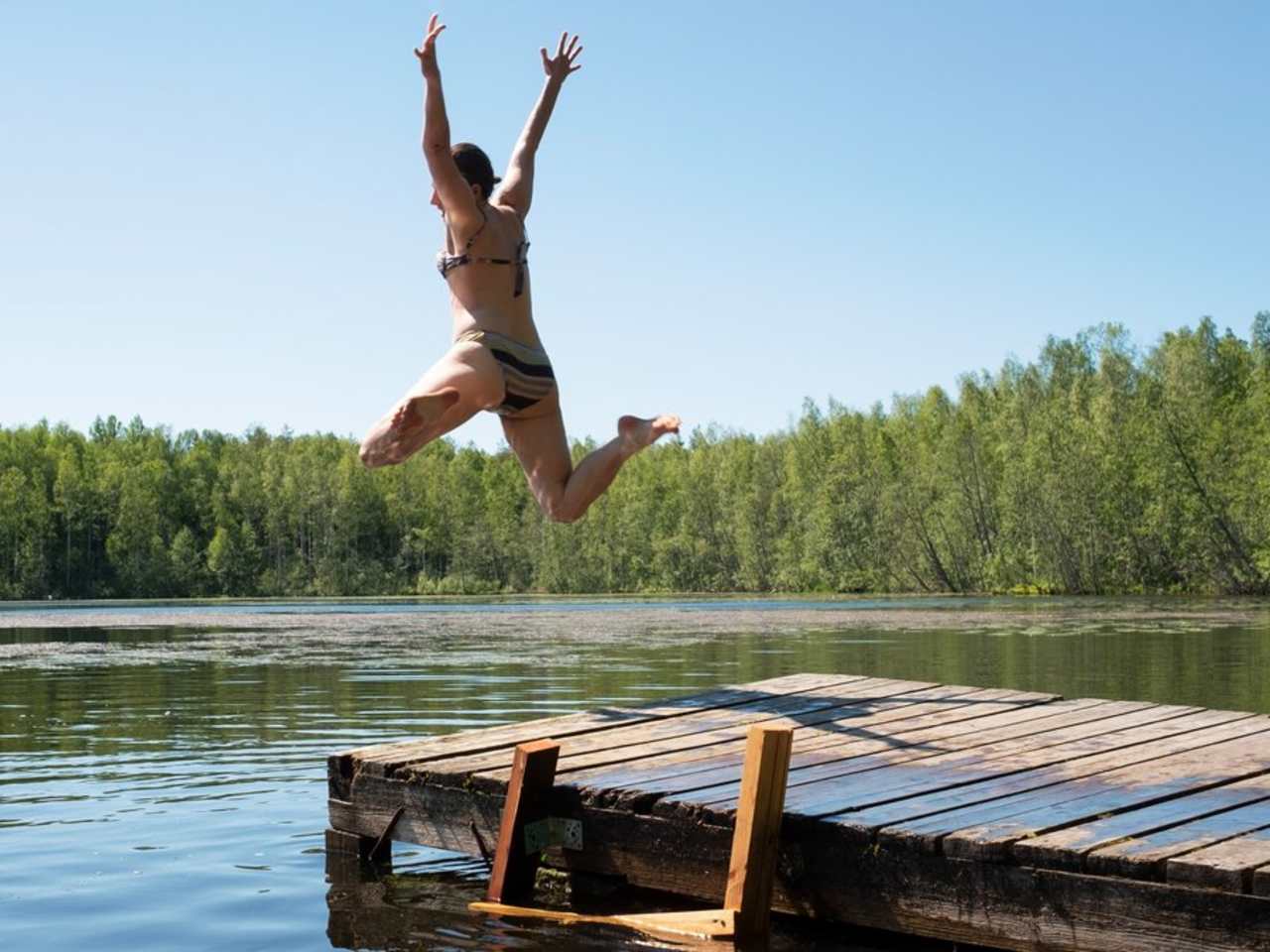 Die meisten Badeseen in Deutschland und Österreich bieten im Sommer kristallklares Wasser zum Abkühlen. © Koldunova_Anna/iStock via Getty Images
