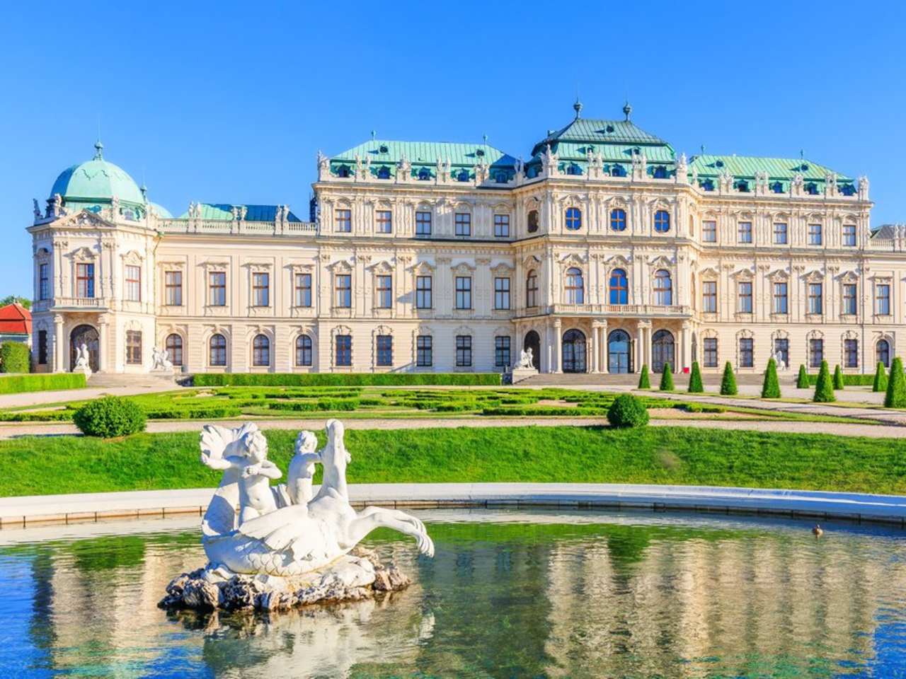 Das Obere Belvedere überzeugt nicht nur äußerlich. Im Inneren wartet das bekannteste Werk von Gustav Klimt auf Besucher: "Der Kuss". © iStock via Getty Images/SCStock
