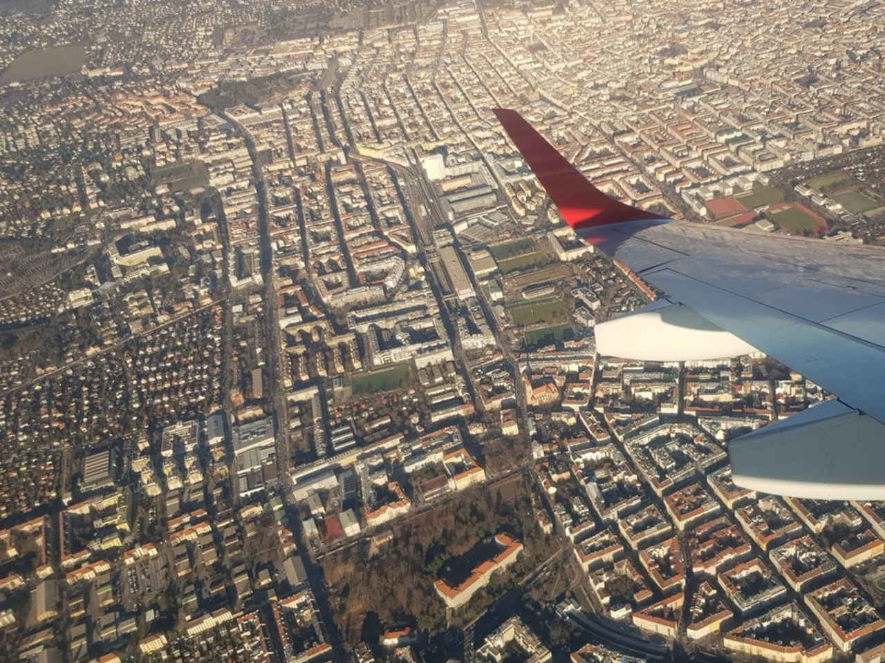 Vom Flughafen Köln/Bonn kannst Du unter anderem direkt nach Wien fliegen. © Cora Tesheira/iStock via Getty Images