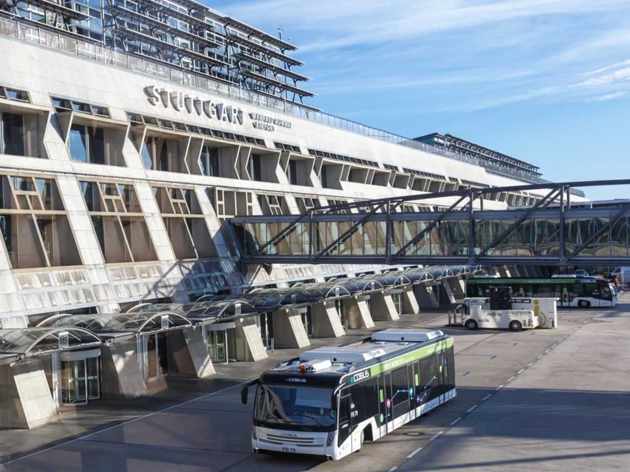 Vom Flughafen Stuttgart aus bringen Dich 30 Airlines in mehr als hundert Ziele weltweit. © Boarding1Now/iStock via Getty Images