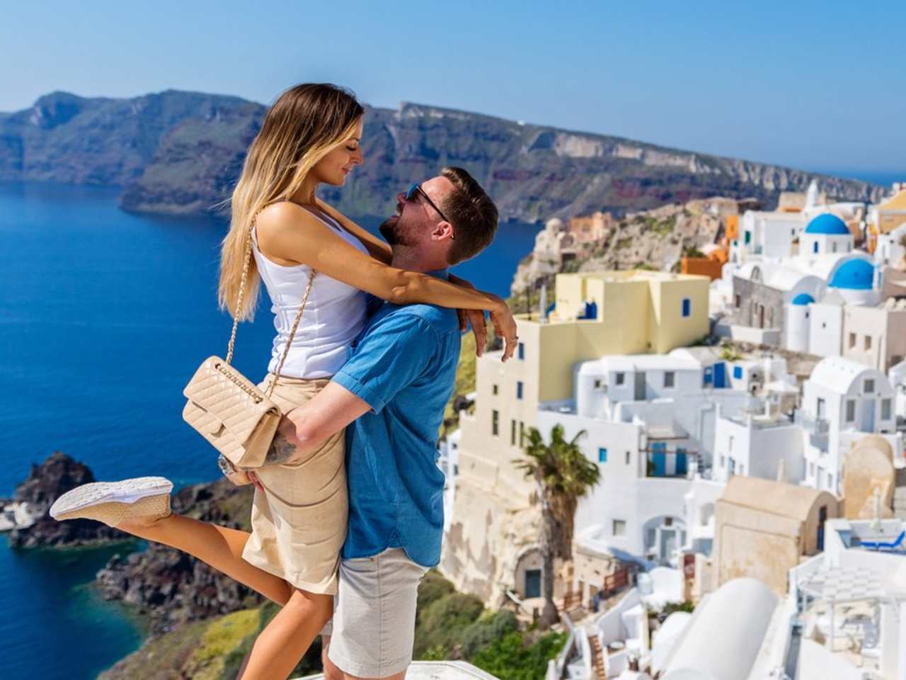 Besonders bei Paaren sind Reisen nach Santorin beliebt. © Santorines/Shutterstock.com
