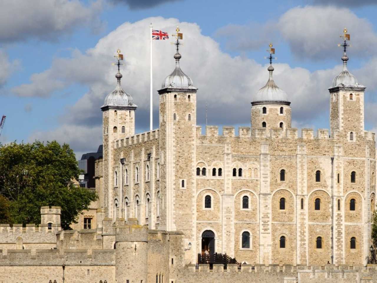 Mit knapp drei Millionen Gästen pro Jahr gehört der Tower of London zu den meistfrequentierten Attraktionen Großbritanniens. © Salparadis / Shutterstock.com