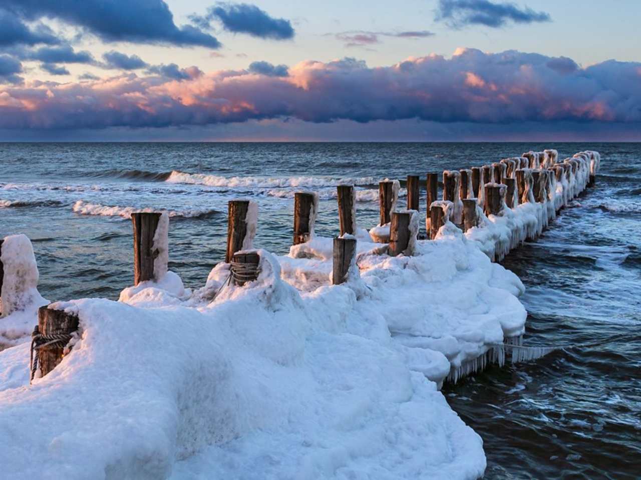 Die Ostsee begeistert auch im Winter mit vielen Aktivitäten. © ricok/Shutterstock.com
