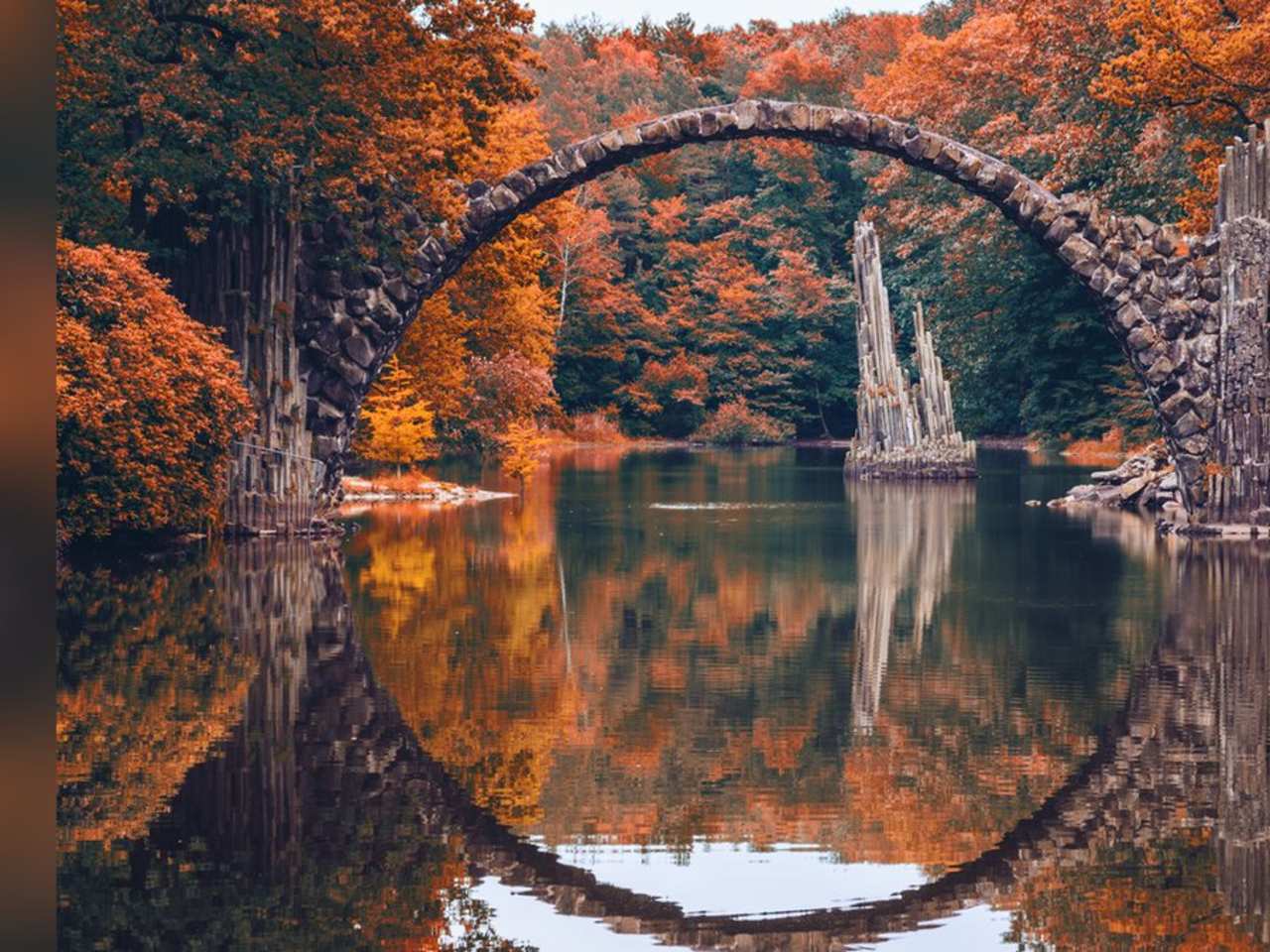 Die Rakotzbrücke in Sachsen ist zu jeder Jahreszeit ein besonderer Anblick. © DaLiu/Shutterstock.com