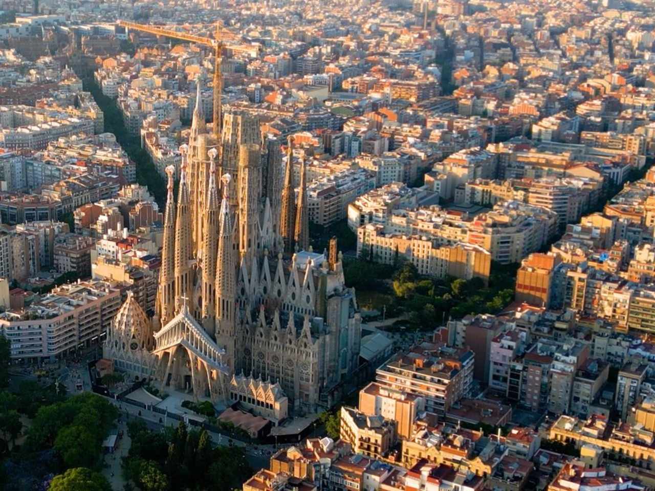 Der Christusturm der Sagrada Família erfährt zu Gaudís 100. Todestag die päpstliche Weihe. © iStock via Getty / Vunav V