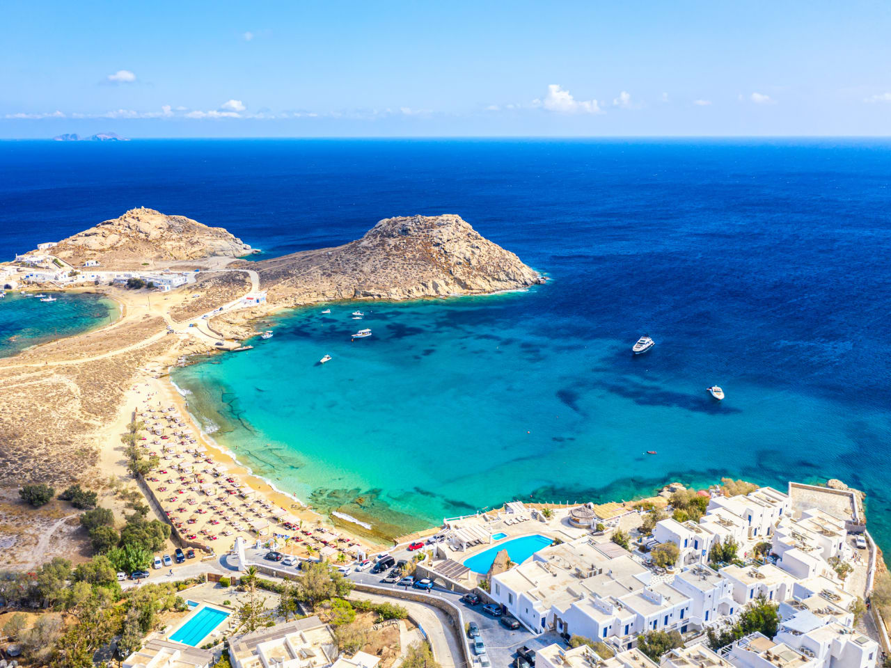Agia Anna Beach auf der Insel Mykonos, Griechenland © nantonov/iStock / Getty Images Plus via Getty Images