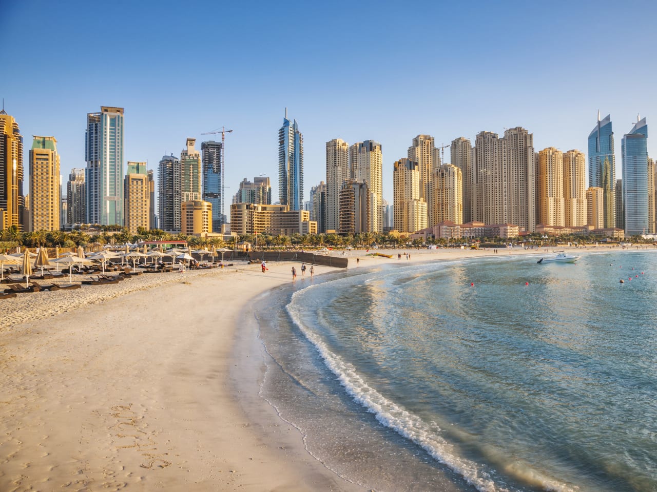 Strand mit Skyline im Hintergrund in Dubai, Vereinigte Arabische Emirate © Marcutti/Moment via Getty Images