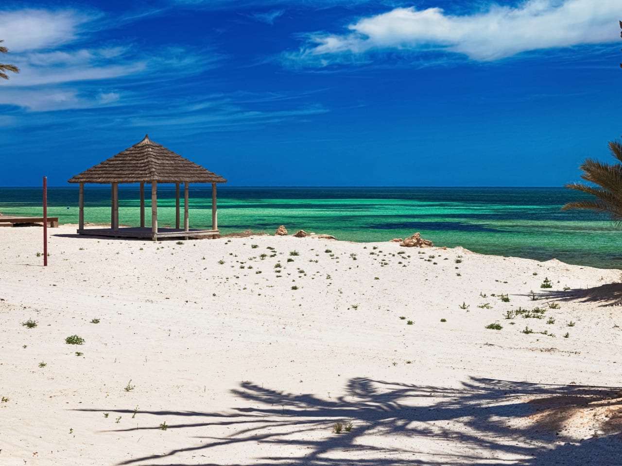 Strand mit weißem Sand auf der Insel Djerba, Tunesien