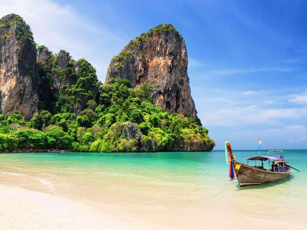 traditionelles hölzernes Longtail-Boot und schöner Sand, Railay Beach © iStock.com/Preto_perola