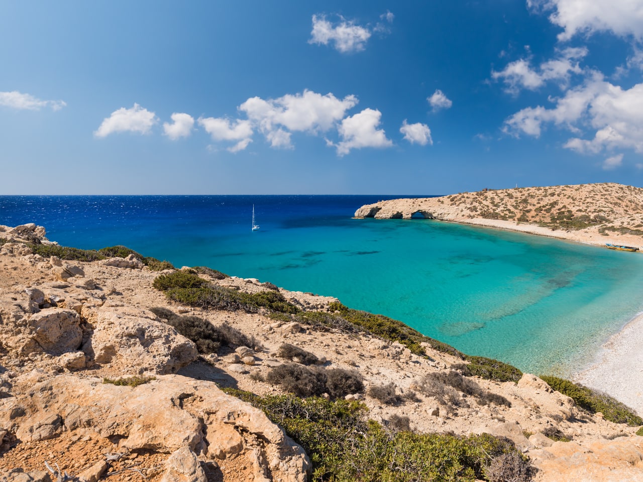 Ein leerer Strand mit türkisem Wasser