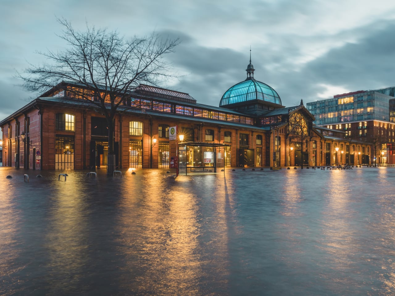 Überflutung am Fischmarkt in Hamburg-Altona, Deutschland © Westend61/Westend61 via Getty Images