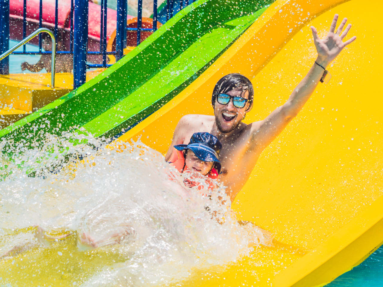 Vater und Sohn auf der Wasserrutsche © zauberblicke - stock.adobe.com