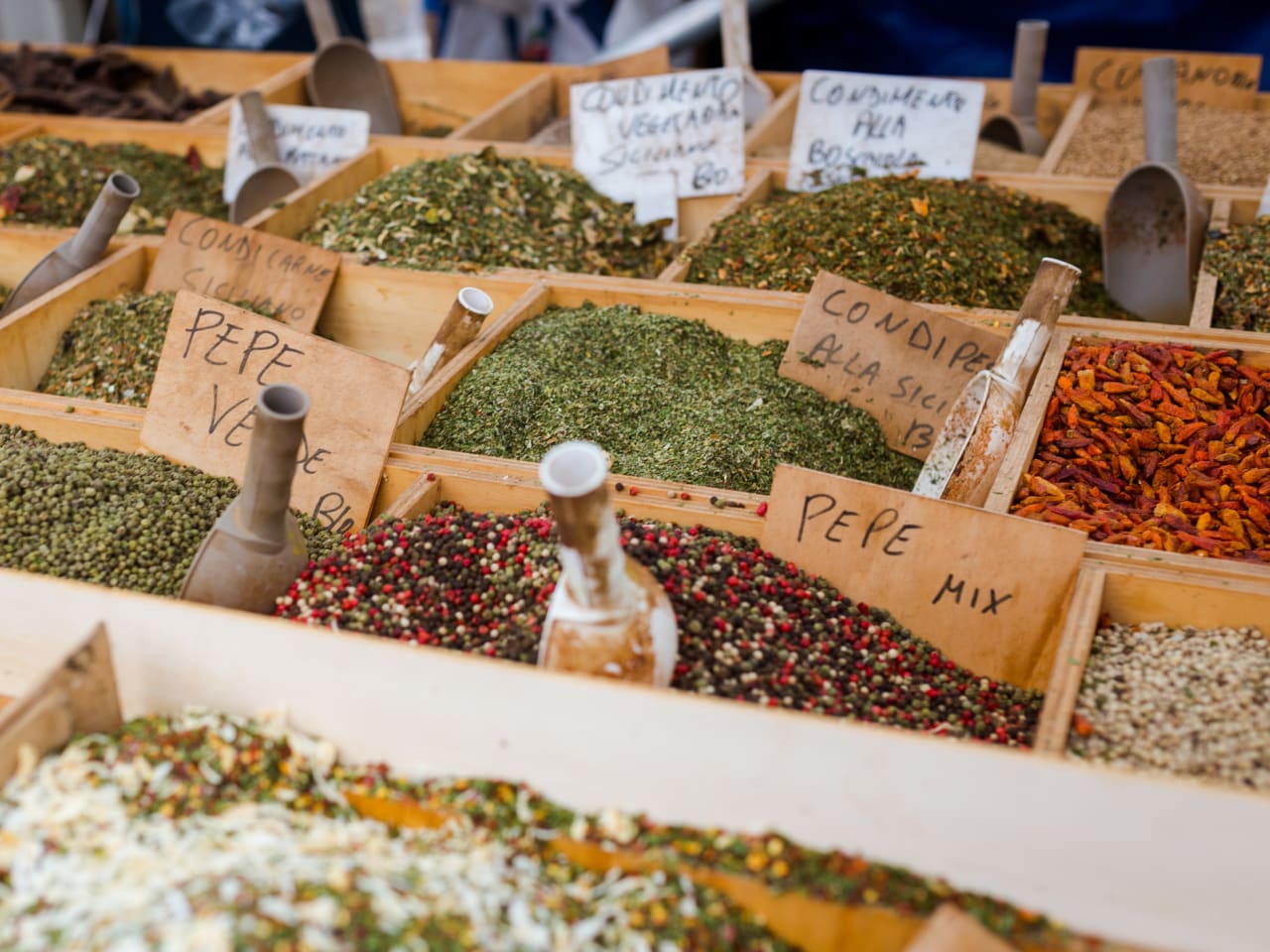 Verschiedene Gewürze auf einem Marktstand