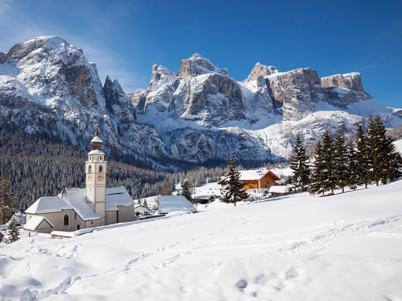 verschneite Häuser mit Bergen im Hintergrund in der Provinz Bozen in Südtirol © Johanna Huber/HUBER IMAGES