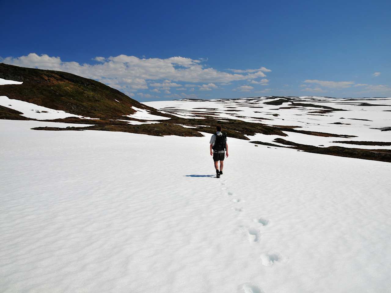 Ein Wanderer im Schnee