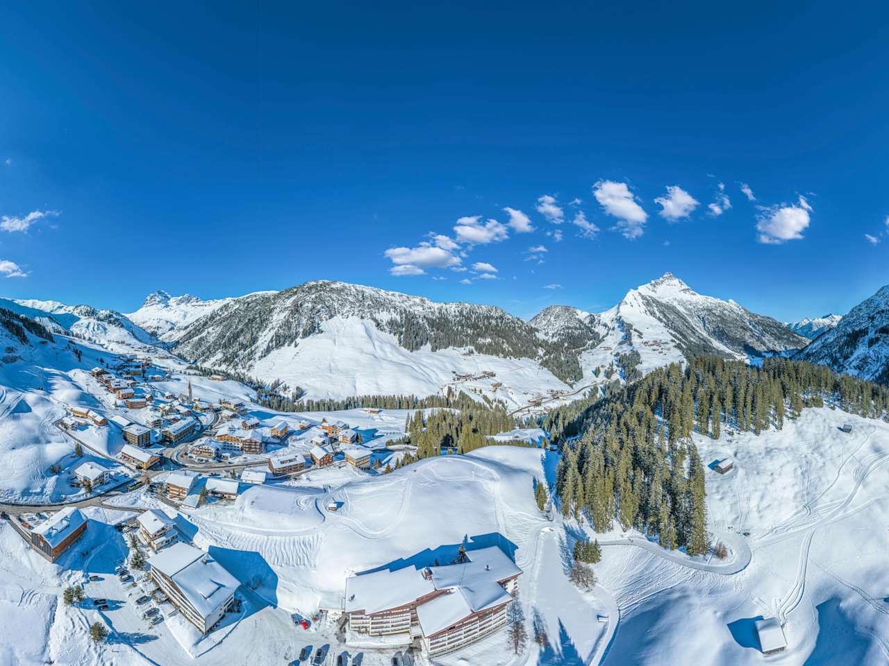 Blick auf ein verschneites Gebiet