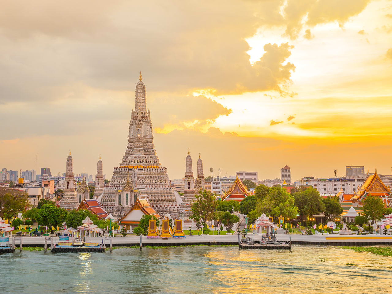 Blick über einen Fluss auf eine hohe Stupa.