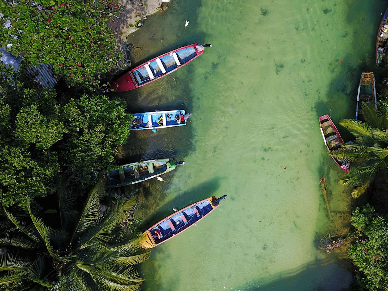 Kleine Boote auf einem Fluss.