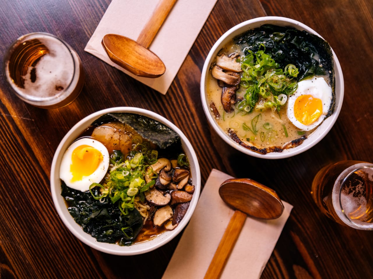 Zwei Schüsseln mit Ramen auf einem Tisch.