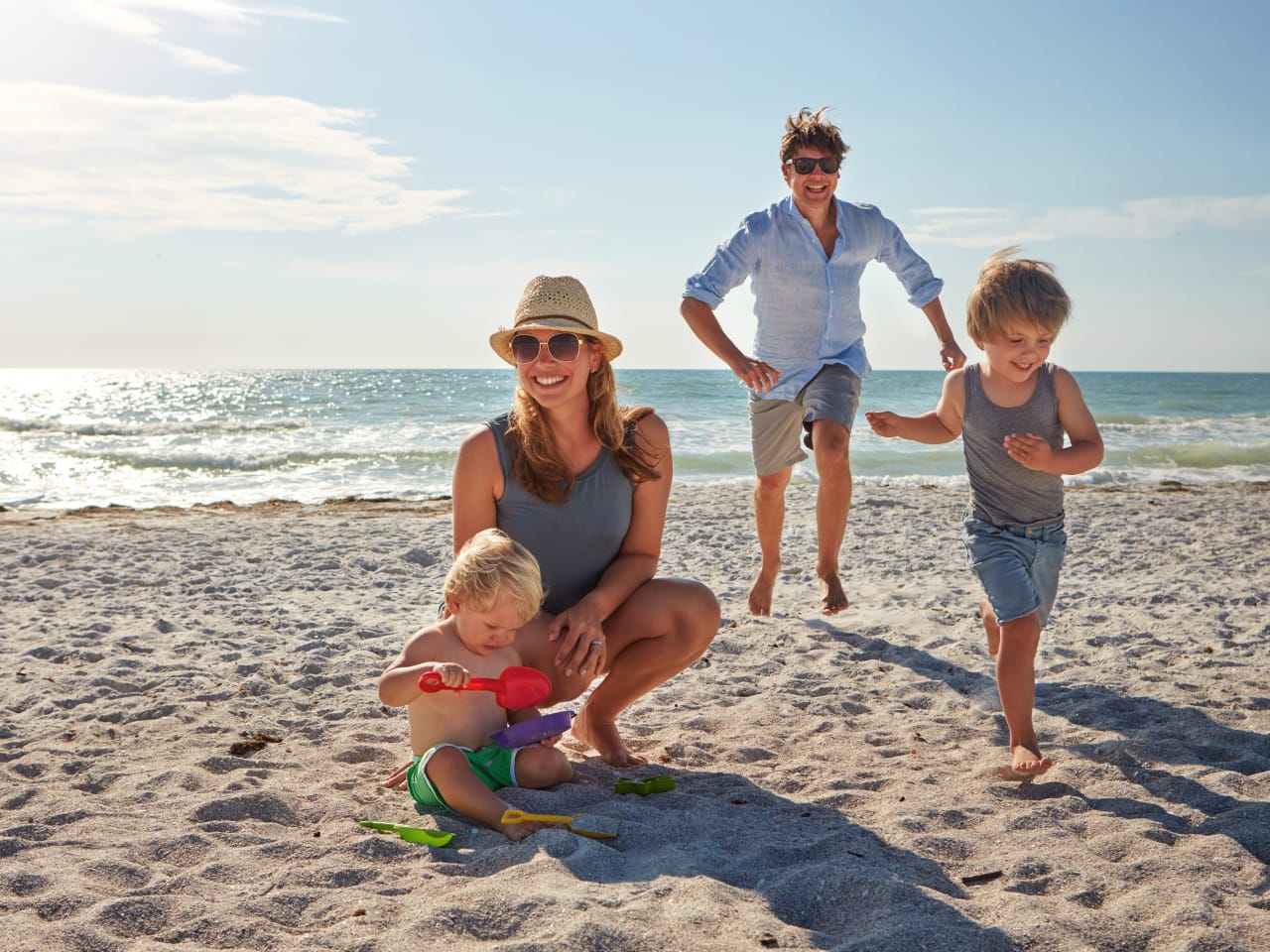 Familie hat Spaß am Strand.