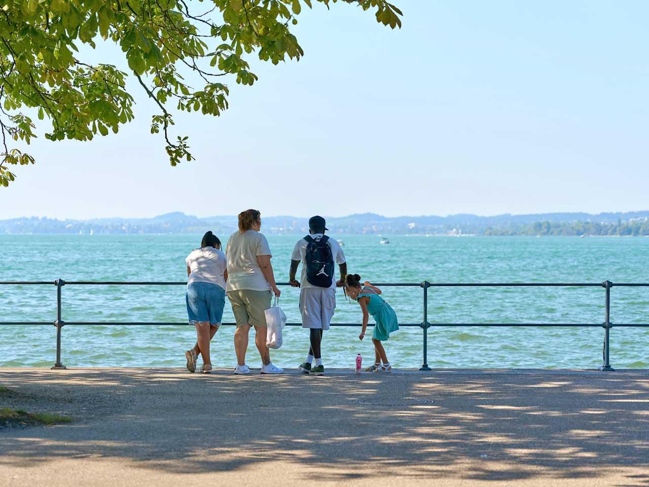 Familie steht am Ufer der Bodensees