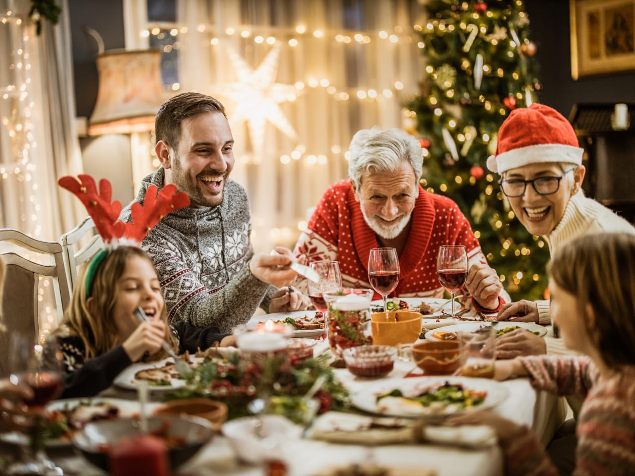 Familie sitzt Weihnachten gemeinsam am Tisch