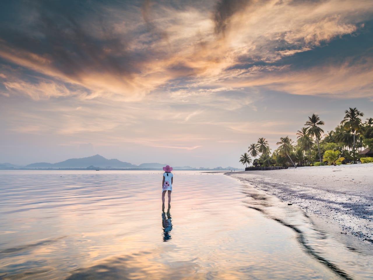 Frau am Strand von Thailand