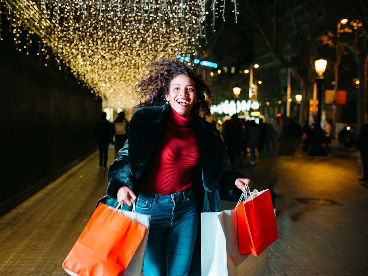Glückliche Frau mit Shopping-Tüten