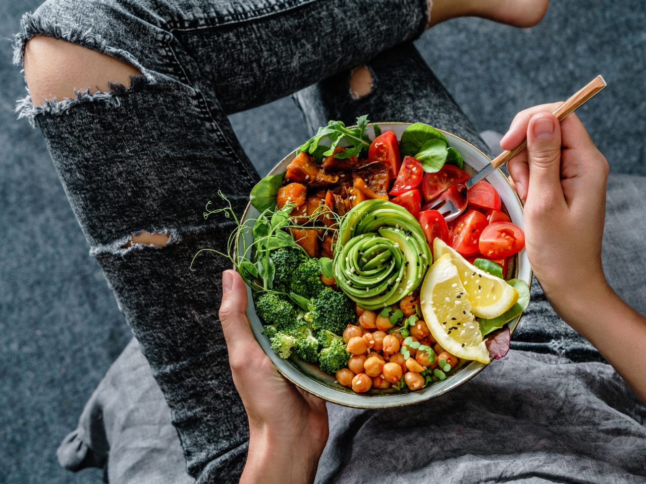 Frau mit vegetarischer Bowl.