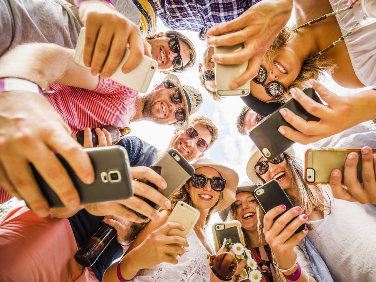 Gruppe Menschen schaut auf ihre Smartphones