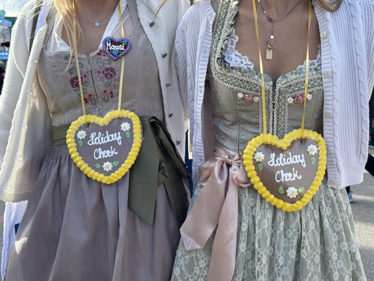 Zwei Frauen im Dirndl mit HolidayCheck-Herzen auf dem Oktoberfest