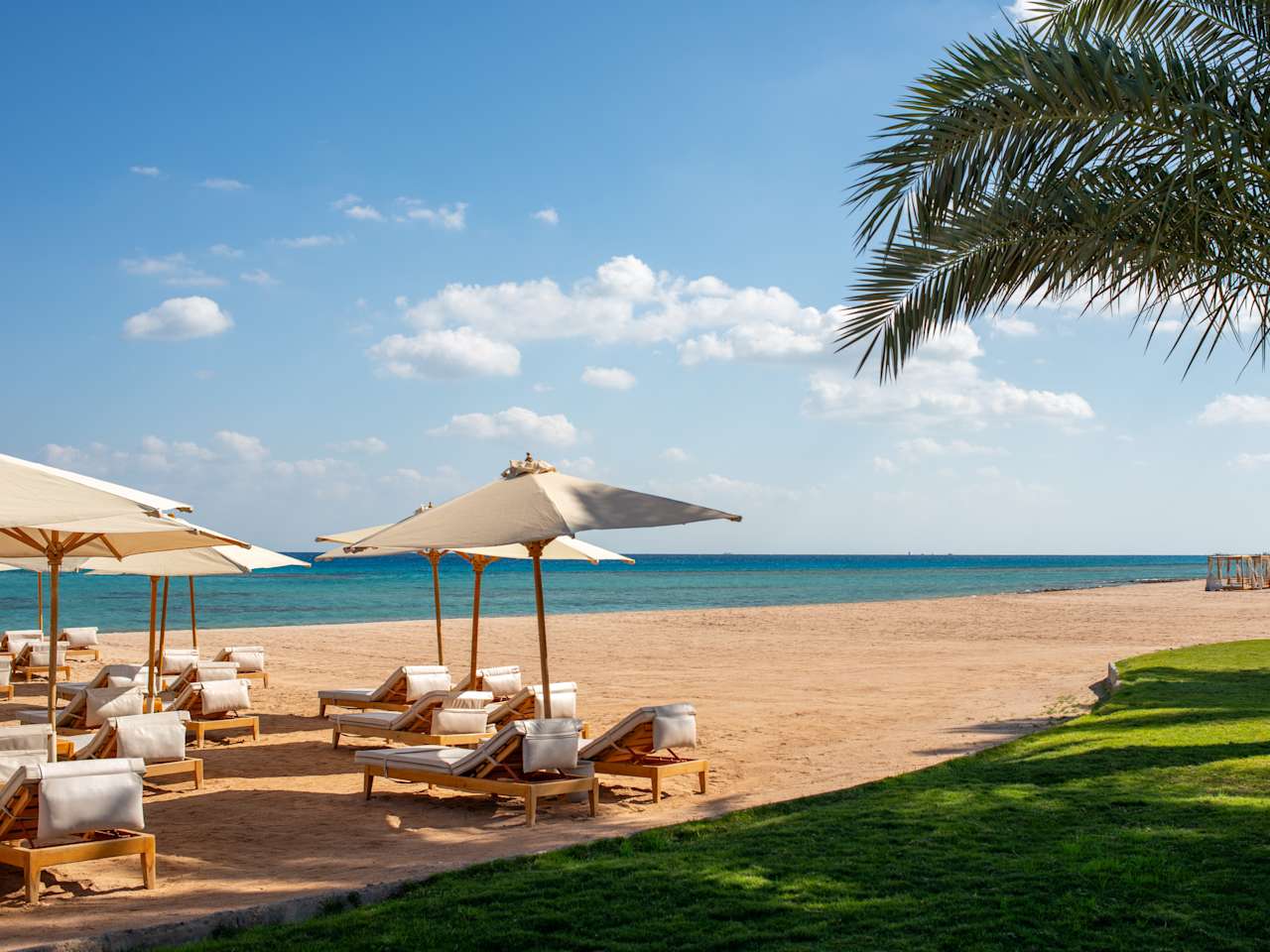 Strand mit Liegen in Hurghada, Ägypten