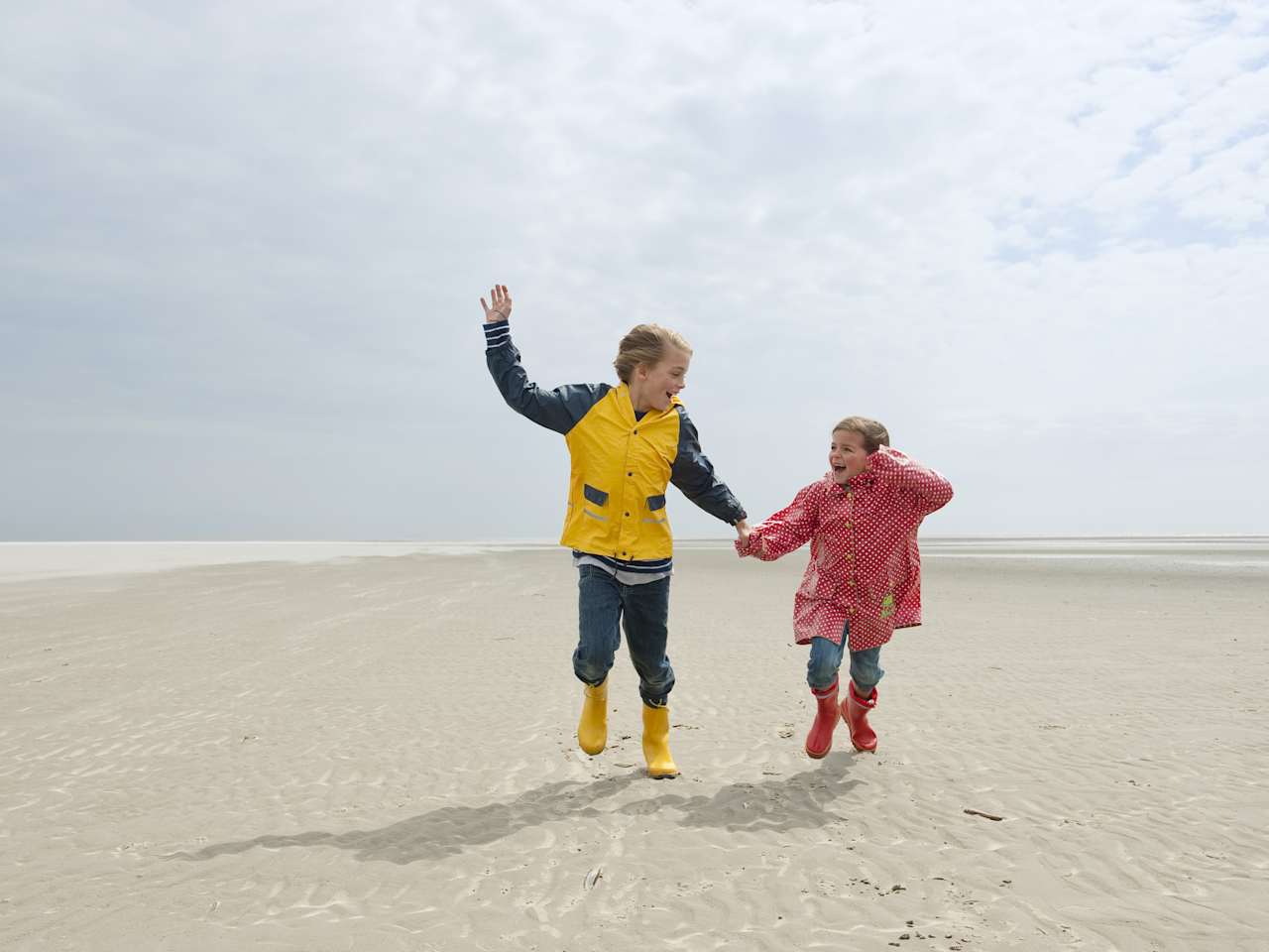 Zwei Kinder am Strand an der Nordsee