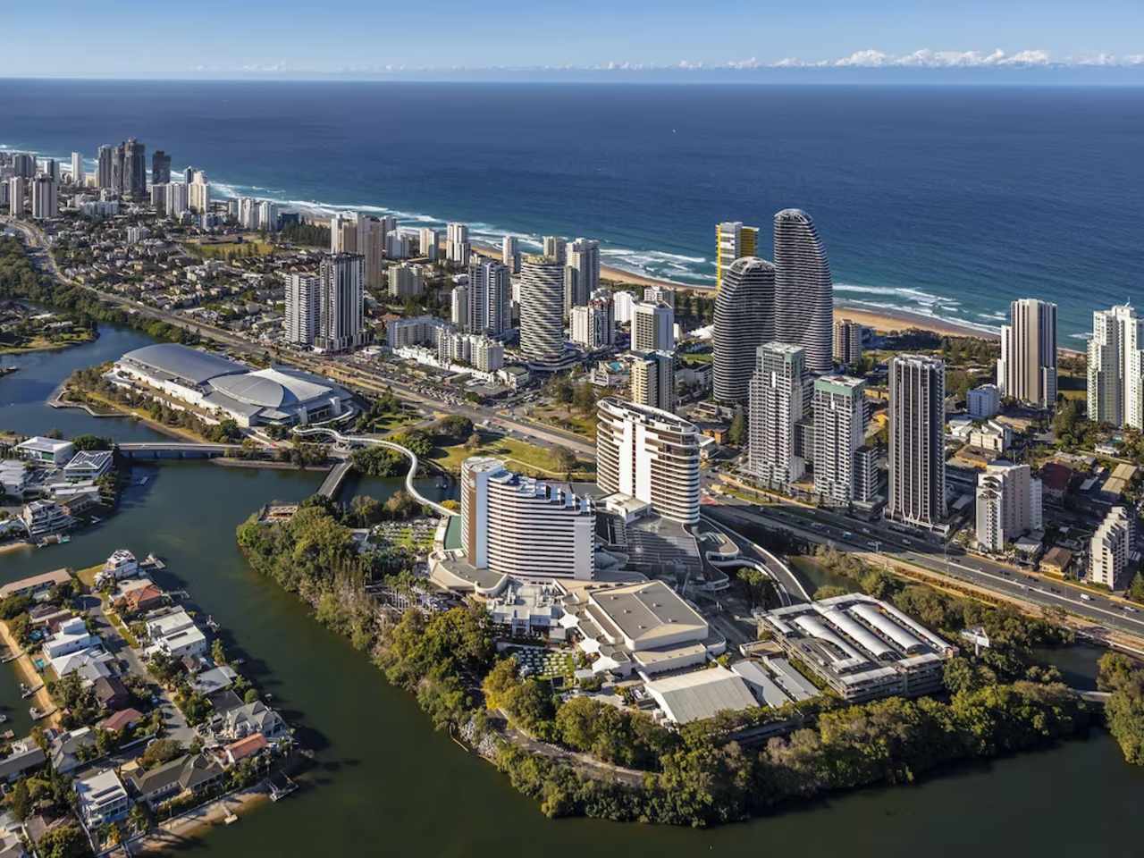 Küste Australiens mit Häusern und Hotels