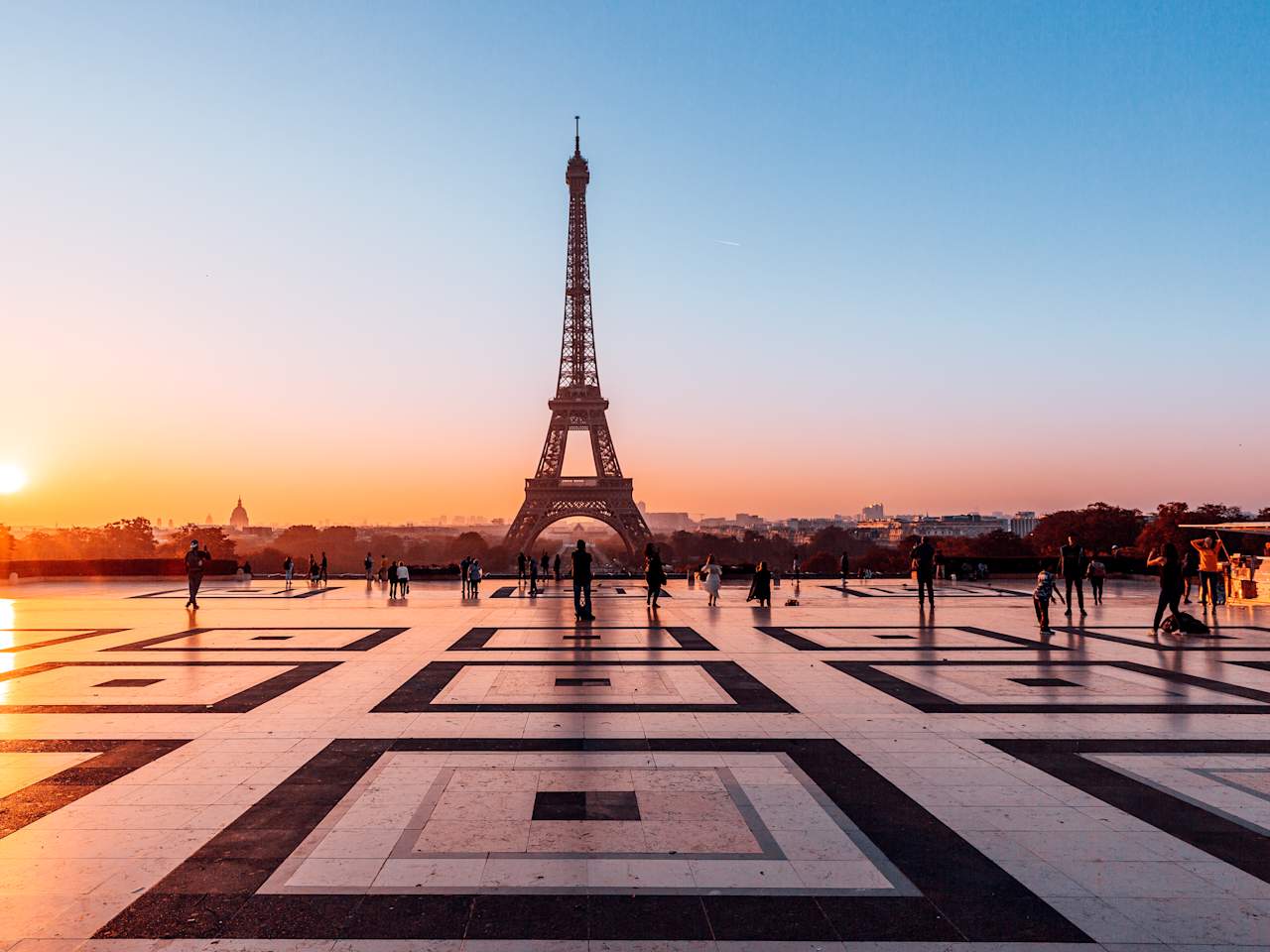 Paris – hier mit Wahrzeichen Eiffelturm – ist besonders für das Sternzeichen Fische 2024 eine Reise wert.